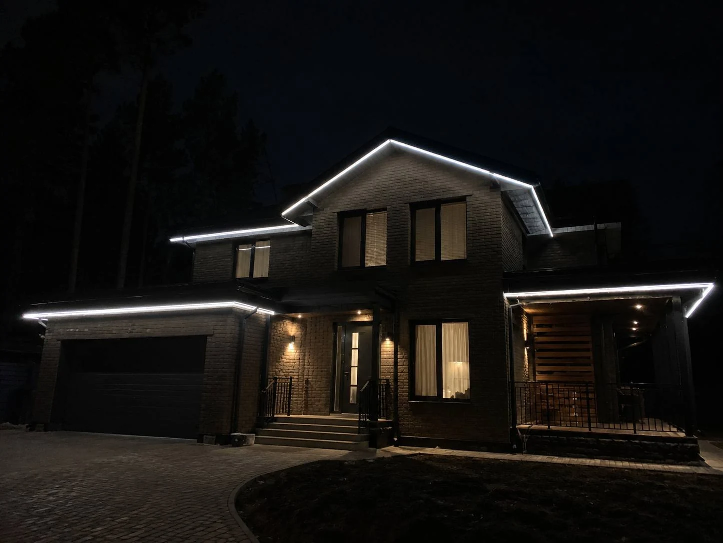 Монтаж линейного LED-светильника на фасаде здания